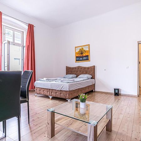 6 Min To Amusement Park - Economy Rooms In Shared Apartment Wien Exteriör bild