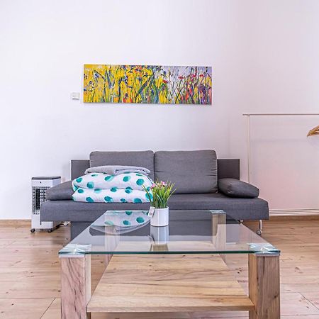 6 Min To Amusement Park - Economy Rooms In Shared Apartment Wien Exteriör bild