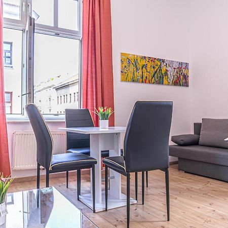 6 Min To Amusement Park - Economy Rooms In Shared Apartment Wien Exteriör bild