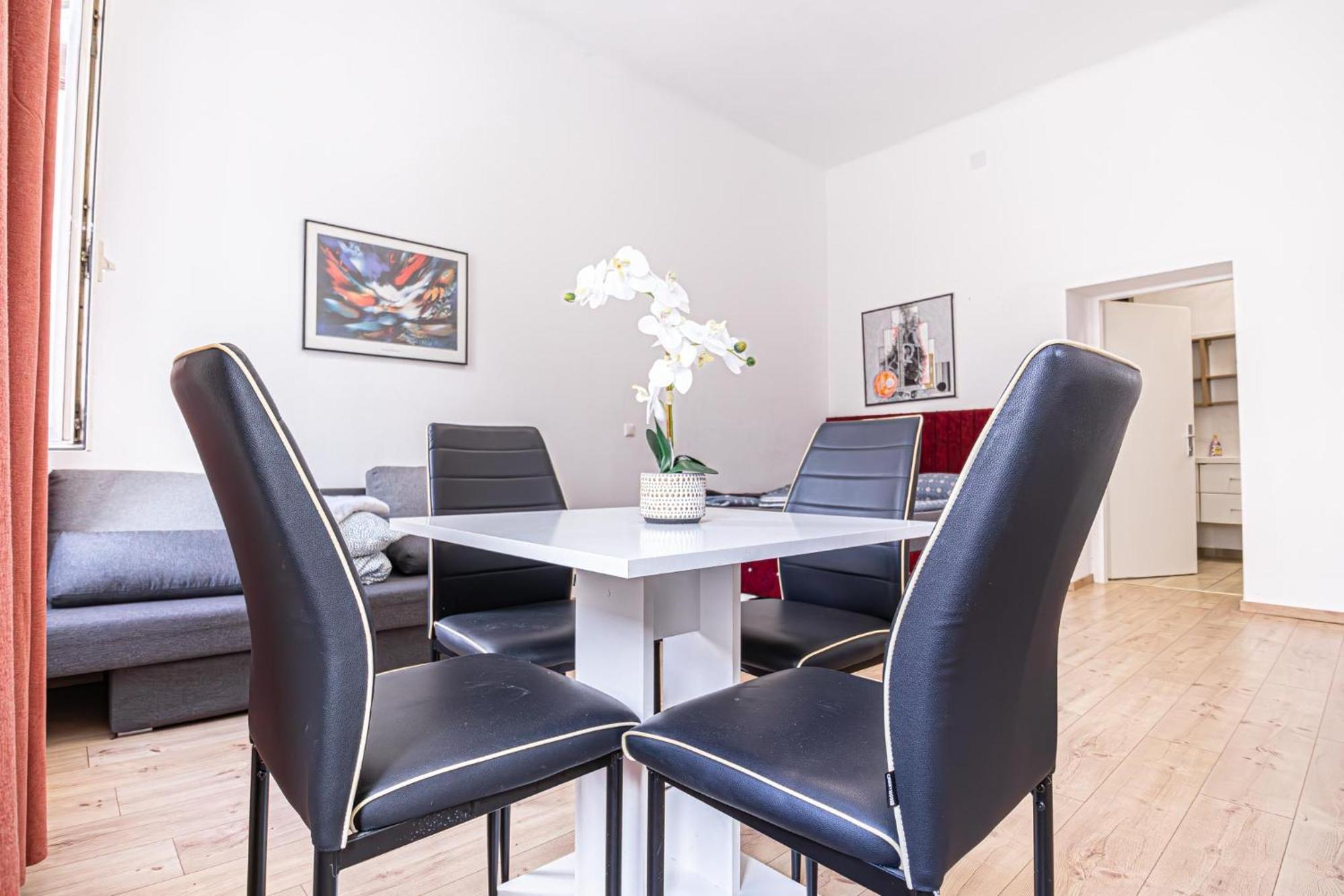 6 Min To Amusement Park - Economy Rooms In Shared Apartment Wien Exteriör bild