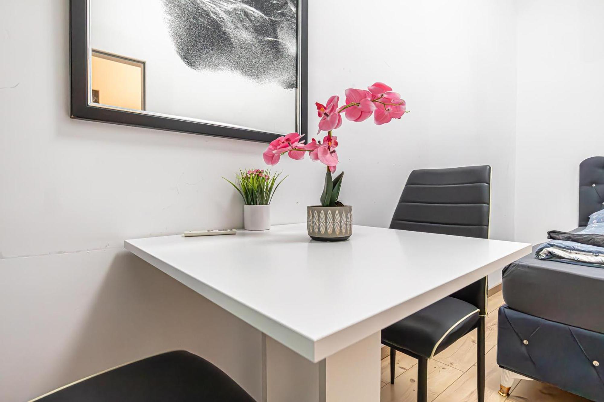 6 Min To Amusement Park - Economy Rooms In Shared Apartment Wien Exteriör bild